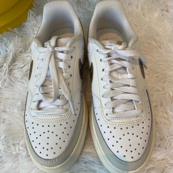 ✨Nike (GUC) Sneaker White Size 6✨ - Picture 6 of 8